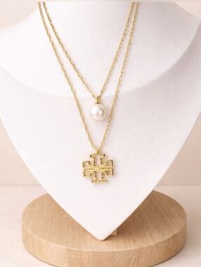 ✨️Tory Burch Britten Layered Pendant Necklace